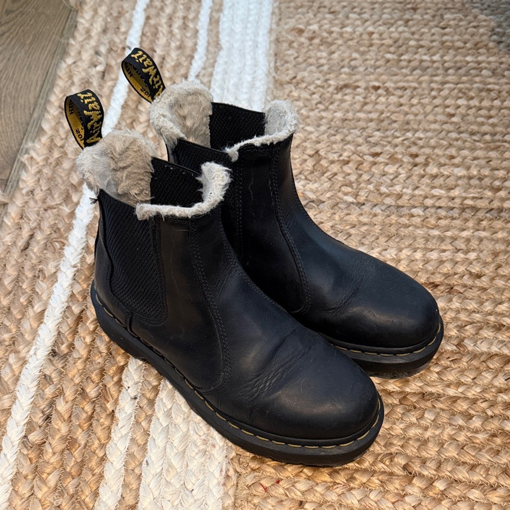2976 WOMEN'S
Women's Faux Fur Lined Chelsea Boots Size 8